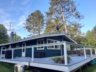 Whole home, private lake, sauna, WFH office - 8
