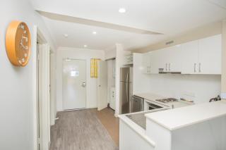 Lovely 2 Bedroom Serviced Apartment & Free Parking - 1