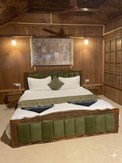 Lucky Kashmir Heritage Houseboat - 6