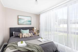 No Vew Coastal Accommodation - Close to beach Big groups Ducted heating & cooling - 6