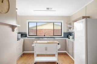 No Vew Coastal Accommodation - Close to beach Big groups Ducted heating & cooling - 4