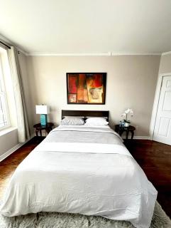 Sunny and beautify 2BR, Private entrance - steps to subway - 4