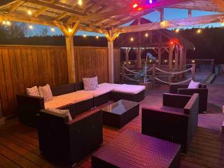 Waterfront Resort Retreat | Pool •Hot Tubs • Beach - 7