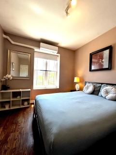Sunny and beautify 2BR, Private entrance - steps to subway - 3