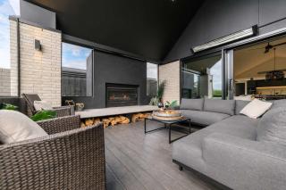 Stylish Home w- Private Spa Indoor & Outdoor Fire - 1