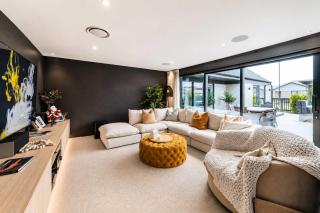 Stylish Home w- Private Spa Indoor & Outdoor Fire - 6