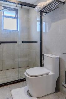 Luxury 3 Bed All Ensuite Apartment at One Riverside with Pool, Gym, Sunset Balcony & Optional Car Driver - 4