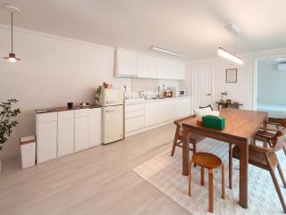 Table&Rest--Spacious 2F, No Hills, Local Vibe, Easy Transit - 1