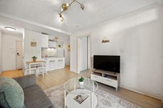 Beach Retreat with Courtyard - Walk to Glenelg Beach - 5