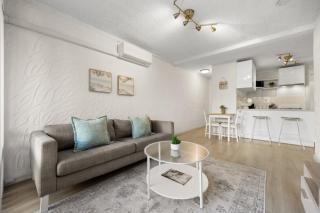 Beach Retreat with Courtyard - Walk to Glenelg Beach - 4
