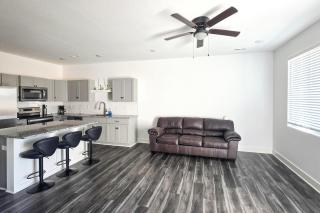 Walk to Parks & Dining! Newly Built Wichita Condo - 6