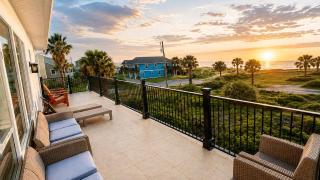 Luxurious Beachfront Home with Hot Tub Fenced Yard Bikes Fire Pit - 8