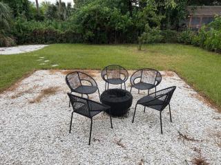 Modern Retreat 3 Baths Patio Sleeps 4 - 7