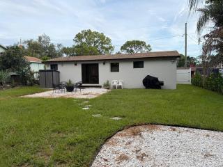 Modern Retreat 3 Baths Patio Sleeps 4 - 4