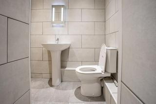 Super-King 2 Bed 2 Bath Duplex Free Parking x 2 - 9
