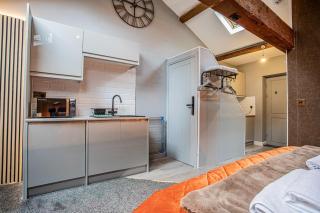 Super-King 2 Bed 2 Bath Duplex Free Parking x 2 - 1