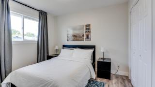 North Okanagan Jewel with hot tub - 4