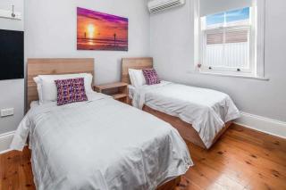 4BR Mile End House with Garage - 0
