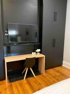 4BR Mile End House with Garage - 4