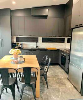 4BR Mile End House with Garage - 3