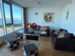 Sky-high Lake-View Retreat, Near City, Airport&Bus - 0