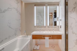 Prestige 2BR Opera Suite - Spacious Comfort, Pool & Gym - 5