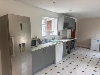 Spacious Piltown Home 6 Bedrooms Free Parking - 0