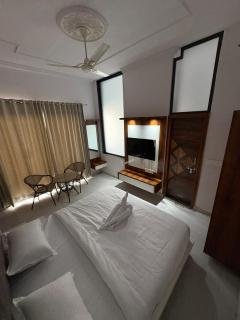 Serene PoolVilla Near Udaipurs Scenic Countryside - 4