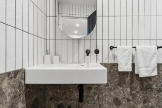 CBD Apt Near Queen Vic Market, Hospital and Trams - 4