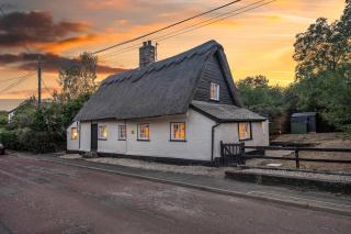Historic Cambridgeshire Cottage Retreat with Hot Tub - 6
