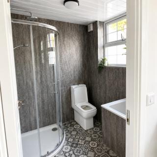 Cosy 2BR Wicklow Cabin Wiz Patio & Central Location - 6