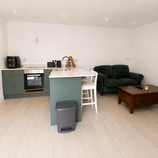 Cosy 2BR Wicklow Cabin Wiz Patio & Central Location - 4
