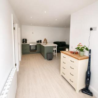 Cosy 2BR Wicklow Cabin Wiz Patio & Central Location - 3