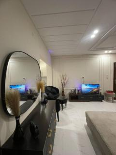 Luxury 2 Bed Faisalabad Wifi AC Family Friendly - 2