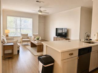 Prestigious 1BR Escape with King, Queen, Pool and Gym - 5