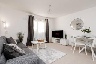 Contractor & Relocation Apartment · 4 Beds 2 Baths · Free Parking · Near New Cross & i54 - 9