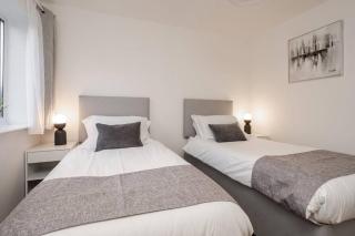 Contractor & Relocation Apartment · 4 Beds 2 Baths · Free Parking · Near New Cross & i54 - 0