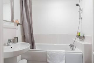 Contractor & Relocation Apartment · 4 Beds 2 Baths · Free Parking · Near New Cross & i54 - 8