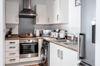 Contractor & Relocation Apartment · 4 Beds 2 Baths · Free Parking · Near New Cross & i54 - 7