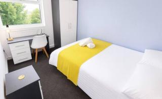 Modern 6 bed property in Sheffield with parking - 6