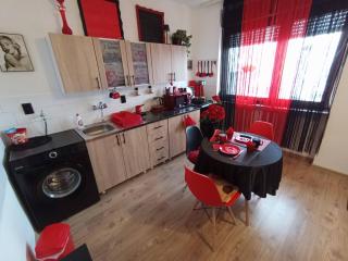 Red&Black Apartment - romantic getaway for couples - 4