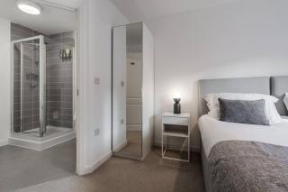 Contractor & Relocation Apartment · 4 Beds 2 Baths · Free Parking · Near New Cross & i54 - 1