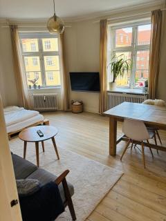 Near beach & metro - perfect for friends & family - 0