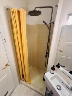 Near beach & metro - perfect for friends & family - 2