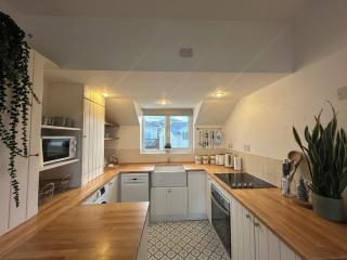 Clifftop Cottage - walk to Lusty Glaze and Porth beaches - 2