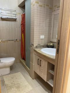 Cozy city chalet, walking distance to everything - 4