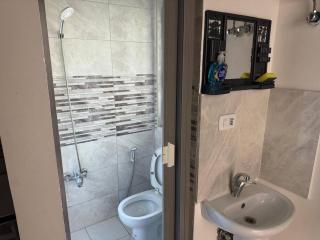 Ensuite Room Near Khalidi Hospital - 9