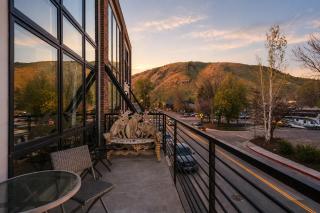 RMR: The Town Square Loft Condo in Downtown Jackson - 2