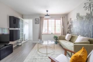 Charming Family Home in Cambridge With Parking - 5