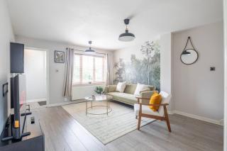 Charming Family Home in Cambridge With Parking - 1